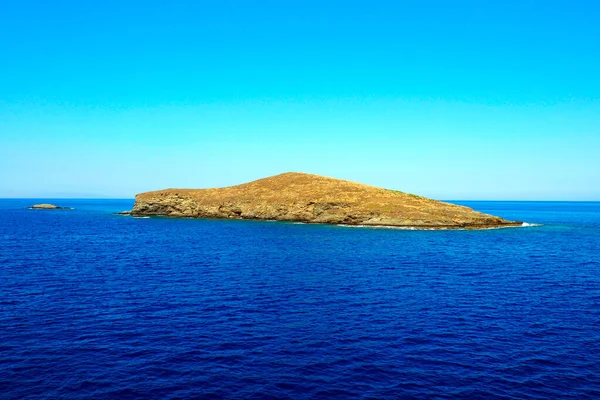 Mała Wyspa Samym Sercu Morza Egejskiego Cieśninie Oddzielającej Słynne Cykladzkie — Zdjęcie stockowe