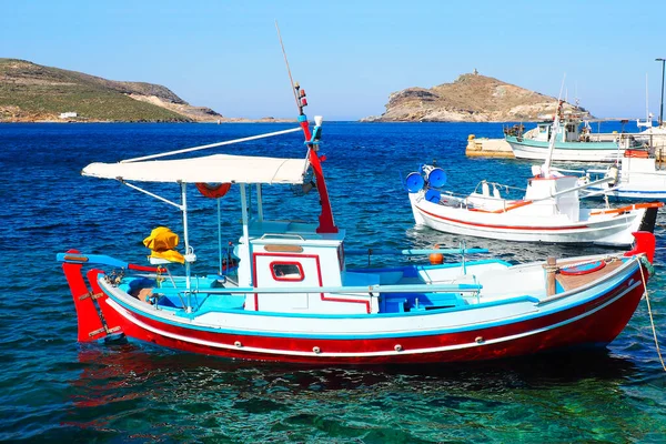 伝統的な漁船 またはカイケ パノラマの港に係留 ギリシャのティノス島の美しいと有名な島のかなり小さな伝統的な白のポート キクラデス諸島 エーゲ海の中心部に — ストック写真
