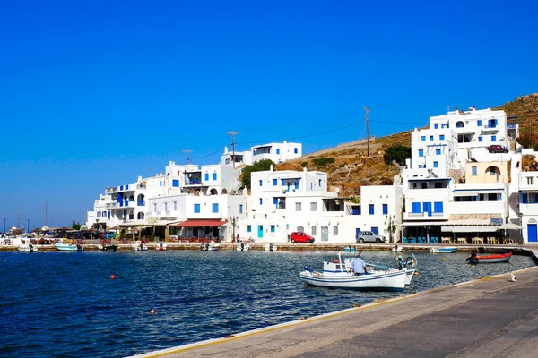 ギリシャのティノス島 キクラデス諸島 エーゲ海の中心部にある有名な海辺のリゾートであるパノラマの伝統的な小さな白い港の眺め — ストック写真