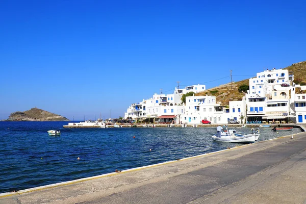 ギリシャのティノス島 キクラデス諸島 エーゲ海の中心部にある有名な海辺のリゾートであるパノラマの伝統的な小さな白い港の眺め — ストック写真