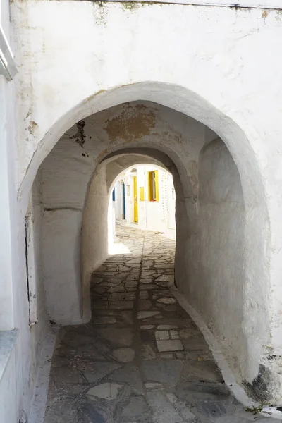 位于爱琴海中心的Cyclades群岛 这里是希腊蒂诺岛上的皮尔戈斯 的岛屿 其迷人之处之一就是狭窄的街道 白色的房子 五颜六色的门 开着花的阳台和铺着柏油的小巷 — 图库照片