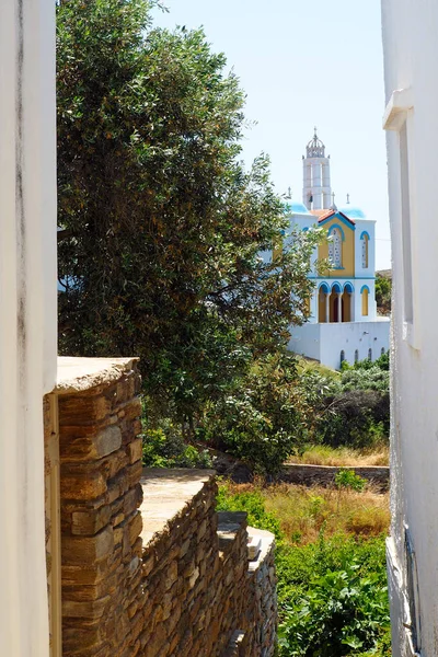 ティノス島 キクラデス諸島 エーゲ海の中心部 エクソブーロ山の麓にある有名な素晴らしい島では 青い鐘楼とトリポモス村のドームを持つ正教会の景色 — ストック写真