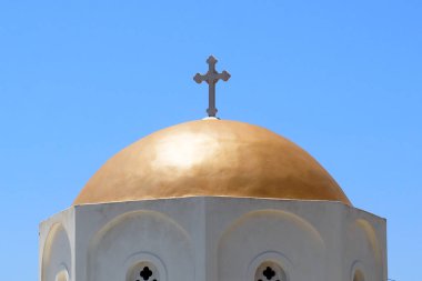 Muhteşem ve ünlü Tinos (Yunanistan) adasında, Cyclades takımadalarında, Ege Denizi 'nin kalbinde ve Exobourgo Dağı' nın eteğinde, Tripotamos köyü yakınlarındaki bir Ortodoks kilisesinin altın kubbesi görülür.