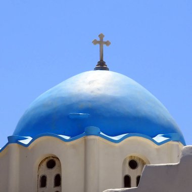 Ünlü ve muhteşem Tinos (Yunanistan) adasında, Cyclades takımadalarında, Ege Denizi 'nin kalbinde ve Exobourgo Dağı' nın eteğinde, Kubbe ve Tripotamos köyündeki Ortodoks kilisesinin haçı görülür.