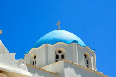 Ünlü ve muhteşem Tinos (Yunanistan) adasında, Cyclades takımadalarında, Ege Denizi 'nin kalbinde ve Exobourgo Dağı' nın eteğinde, Kubbe ve Tripotamos köyündeki Ortodoks kilisesinin haçı görülür.