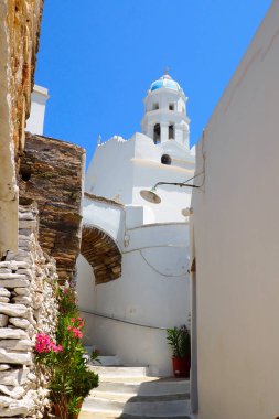 Tinos (Yunanistan) adasında, Cyclades takımadalarında, Ege Denizi 'nin kalbinde ve Exobourgo Dağı' nın eteğinde, Tripotamos köyündeki Ortodoks Kilisesi 'nin mavi çan kulesinin manzarası
