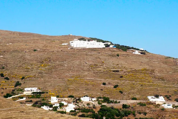 位于爱琴海中心 位于Cyclades群岛的希腊著名而美丽的蒂诺岛上的Kechrovouni修道院 — 图库照片