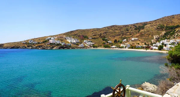 位于爱琴海中心的Cyclades群岛蒂诺斯岛 上的吉安纳基海滩景观 — 图库照片