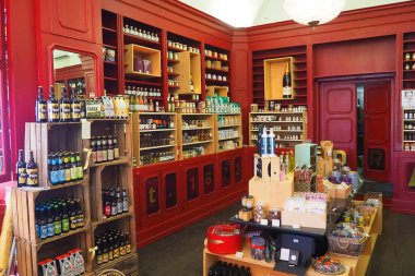 Korsika 'nın Bastia kentindeki Saint-Nicolas' a yerleştirilen Maison Mattei Konsepti şimdiden 3 yüzyılı kapsıyor. Bu korunmasız taş duvarlar, yüksek tavanları ve atari salonlarıyla donatılmış mağaza, tarihi eser olarak sınıflandırılmıştır.