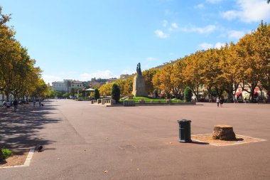 Saint-Nicolas, Bastia, Korsika 'nın ana meydanı. Ticari limanın karşısında yer alan liman, şehrin kalbidir. Yaklaşık 280 metre uzunluğunda ve 80 metre genişliğinde Fransa 'nın en büyüklerinden biridir.