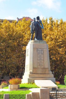 Bastia 'da, Korsika' da (Güzellik Adası olarak bilinir), Savaş Anıtı eşsizdir: Kahraman bir askeri temsil etmez, fakat Renno 'nun dul eşi Margherita Paccioni, yetim kalan oğlunu Pascal Paoli' ye sunar.