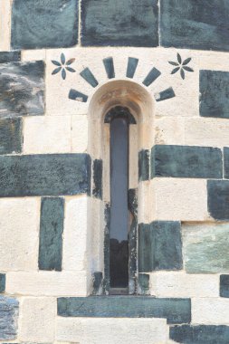 Korsika 'nın Murato kentindeki Saint Michel Kilisesi (takma adı Güzellik Adası), yeşil yılan ve beyaz kireçtaşı olan bir polikrom binasıdır. Efsaneye göre bir gecede melekler tarafından inşa edilmiş.