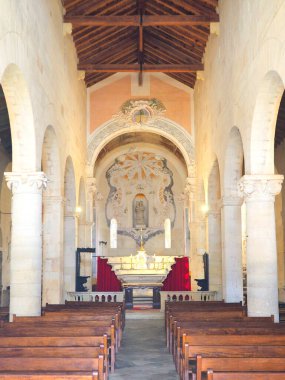 Saint-Florent 'te inşa edilen Santa Maria Assunta du Nebbiu Katedrali, Korsika' daki (lakabı Güzellik Adası) Romanesk sanatının takdire şayan bir ifadesidir.)