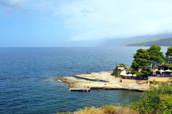 コルシカ島 美の島と呼ばれる の周りには 地中海の透明度の高い海で泳ぐことができる岩の岬があります — ストック写真