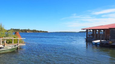 Aleria, Korsika 'daki Diana göleti (Güzellik Adası olarak da bilinir) istiridyelerin Roma' ya gönderildiği zamanlara dayanan istiridye üretimiyle ünlüdür.