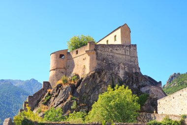 Corsica 'nın eski başkenti, namı diğer Güzellik Adası, yüksek dağlarla korunan büyüleyici bir kasaba ve şehri gözetleyen kayalık bir tepeye kurulmuş muhteşem bir kale tarafından yönetiliyor.