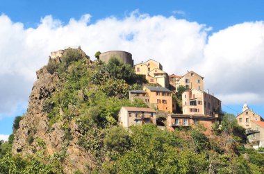 Corsica 'nın eski başkenti, namı diğer Güzellik Adası, yüksek dağlarla korunan büyüleyici bir kasaba ve şehri gözetleyen kayalık bir tepeye kurulmuş muhteşem bir kale tarafından yönetiliyor.