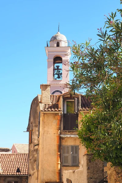 コルテ教会の鐘楼 コルシカ島の旧首都 美しさの島と呼ばれる 15世紀のバロック様式の教会で カンパニーがあり 受胎告知に捧げられており 歴史的建造物に指定されています — ストック写真