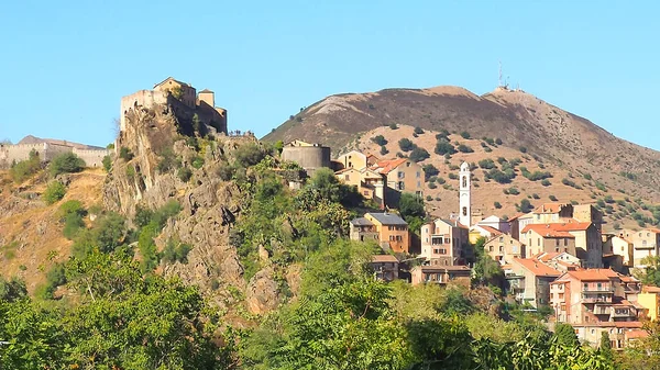 Corsica 'nın eski başkenti, namı diğer Güzellik Adası, yüksek dağlarla korunan büyüleyici bir kasaba ve şehri gözetleyen kayalık bir tepeye kurulmuş muhteşem bir kale tarafından yönetiliyor.