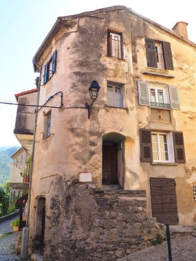 Korsika adasının iç kesimlerindeki en büyük kasaba olan Corte 'nin (lakabı Güzellik Adası) ünlü kalesinin eteklerindeki tipik bir evdir.)