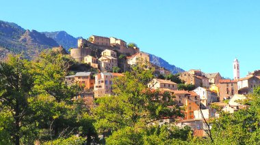 Corsica 'nın eski başkenti, namı diğer Güzellik Adası, yüksek dağlarla korunan büyüleyici bir kasaba ve şehri gözetleyen kayalık bir tepeye kurulmuş muhteşem bir kale tarafından yönetiliyor.