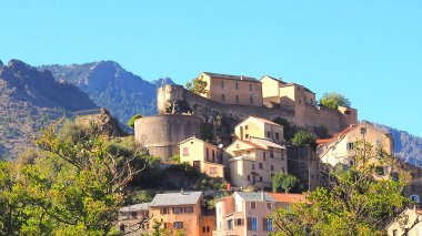 Corsica 'nın eski başkenti, namı diğer Güzellik Adası, yüksek dağlarla korunan büyüleyici bir kasaba ve şehri gözetleyen kayalık bir tepeye kurulmuş muhteşem bir kale tarafından yönetiliyor.