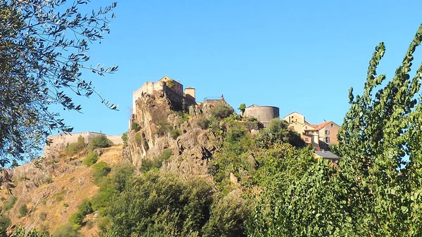 科西嘉从前的首府科西嘉岛被戏称为美丽岛 它是一座由高山保护的迷人的城镇 由一座耸立在岩石顶上的宏伟城堡所控制 这座城堡似乎俯瞰着整个城镇 — 图库照片