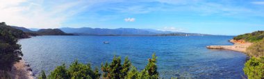 Porto-Vecchio Körfezi 'nin panoramik manzarası, Rosumarinu yarımadasından, Korsika' daki Ceneviz kalesi (Güzellik Adası) tarafından yönetilen ünlü bir liman kasabası.