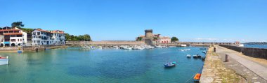 Ciboure körfezi ve Saint-Jean-de-Luz, Socoa 'da yer alan ve balina avcılarının Orta Çağ' da kaldıkları yerden küçük bir balıkçı limanı, kalesinin rendelenmiş kulesiyle karakterize edilir..
