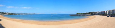 Saint Jean de Luz körfezinin panoramik manzarası, Bask ülkesinde, balina avcılarının Orta Çağ 'da terk ettiği Socoa balıkçı limanı ile Sainte Barbe deniz feneri arasında.