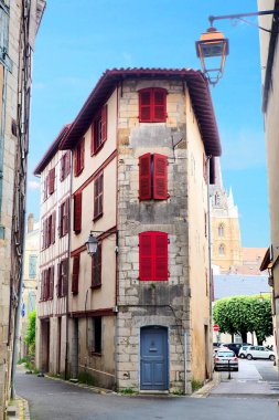 Bayonne 'un bile düz bir binası var: Atlantik Okyanusu' nu geçmeye gerek yok, sadece Fransa 'daki Bask ülkesine gidin, New York' unkinden daha eski bir binaya hayran olmak için.