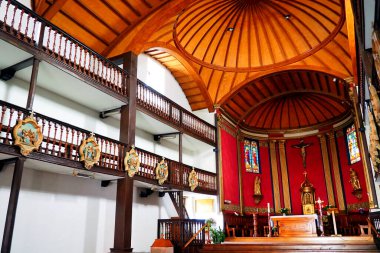 URetel 'de, Bask Ülkesi' nde, Kutsal Bakire Meryem 'in Hükmü Kilisesi koroda kasıklı bir kasa, yuvarlak kemerli bir beşik ve kubbe şeklinde panellerle kaplıdır.