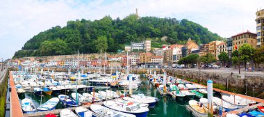 San Sebastian (İspanya) şehrindeki Guipuzcoa eyaletinin Bask ülkesindeki yat limanının muhteşem panoramik manzarası..