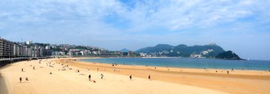 Körfezin muhteşem panoramik manzarası ve İspanya 'nın San Sebastin şehrinin Guipuzcoa eyaletindeki büyük ve görkemli plajı..