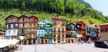 Santiago Plaza, Pasaia Donibane, İspanya 'da San Sebastian yakınlarında gizli bir mücevherdir. Bu büyüleyici Bask balıkçı köyüne yerleştirilmiş, renkli binalarla çevrili pitoresk nehir kenarı meydanı.