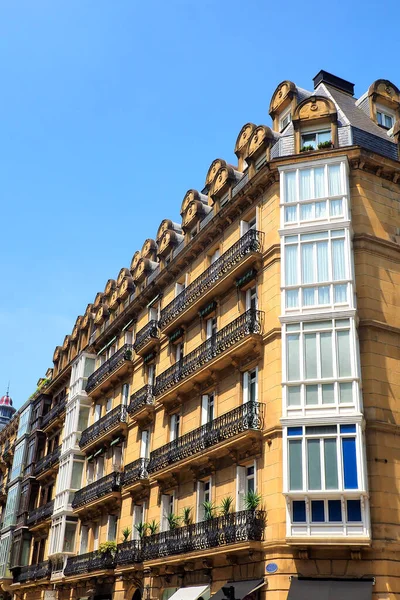 İspanyol Bask bölgesindeki Donostia-San Sebastian 'ın güzel ve geniş caddeleri yay pencereli muhteşem Hausmann tarzı binalarla doludur.