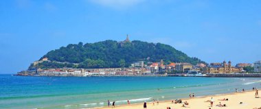 Donostia-San Sebastian 'daki ünlü Concha Körfezi, tarihi askeri yapıların inşa edildiği ve okyanusun panoramik manzarasından yararlanan ormanlık bir tepe olan Urgull Dağı tarafından yönetiliyor.