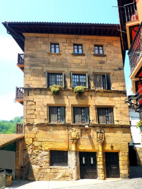 İspanya 'da, San Sebastian yakınlarındaki Pasai-Donibane köyünde deniz kenarına ve etrafına tipik sarışın taş evler inşa edilen tek bir cadde vardır.