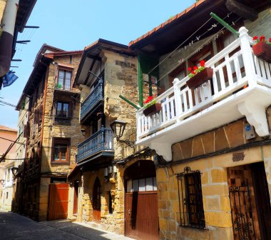 İspanya 'da, San Sebastian yakınlarındaki Pasai-Donibane köyünde deniz kenarına ve etrafına tipik sarışın taş evler inşa edilen tek bir cadde vardır.