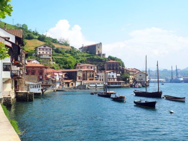 Pasai Donibane, Pasaia Koyu 'nun doğu kıyısında küçük bir balıkçı limanıdır. İspanyol Bask sahilindeki en güvenli limandır. Dar bir kanal aracılığıyla denizle iletişim kurar.