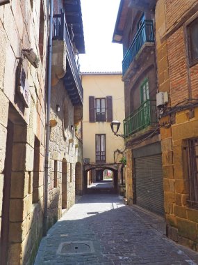 Eski Pasai Donibane kasabası tek bir caddenin etrafına inşa edilmiştir. Bizkaia bölgesinde başlıyor ve Alabortza koyuna doğru devam ediyor. Dar kaldırımlı sokaklar özellikle misafirperver bir ortam oluşturuyor.