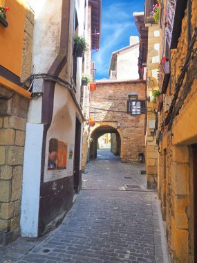 Eski Pasai Donibane kasabası tek bir caddenin etrafına inşa edilmiştir. Bizkaia bölgesinde başlıyor ve Alabortza koyuna doğru devam ediyor. Dar kaldırımlı sokaklar özellikle misafirperver bir ortam oluşturuyor.