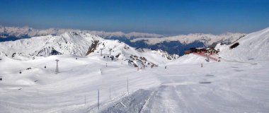 Fransız Alpleri 'nin göbeğindeki ünlü La Plagne-Bellecote kayak merkezinin kayak yamaçlarının panoramik manzarası Mont Blanc' ın eteğindeki Tarentaise vadisinde.