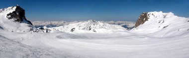 Fransız Alpleri 'nin göbeğindeki ünlü La Plagne-Bellecote kayak merkezinin kayak yamaçlarının panoramik manzarası Mont Blanc' ın eteğindeki Tarentaise vadisinde.