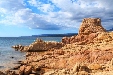 Korsika 'daki Bouches de Bonifacio doğa koruma alanında yer alan Tonnara plajı (takma adı Güzellik Adası). Suları saydamdır ve kıyıdan (Tonnara Adaları) çok uzak olmayan adacıklar sayesinde oldukça sakin bir lagün oluşturur.