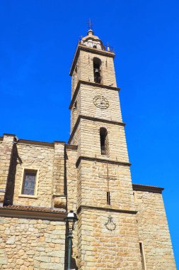 Korsika 'nın Sartne kentindeki Saint Marie de l' Assomption Kilisesi (takma adı Güzellik Adası). Büyük bir granit çerçevede inşa edilmiş, üç açık zeminli bir çan kulesi var, tepesinde de kubbe var.