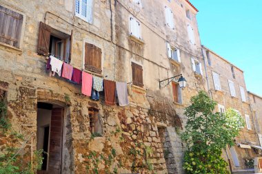 Sartene 'nin cazibelerinden biri, Korsika' da (Güzellik Adası olarak da bilinir) Akdeniz 'in kalbinde yer alan bir kasaba, dar sokaklarıdır: Pencereleri kurumuş çamaşırları ve kaldırımlı merdivenleri olan taş evler