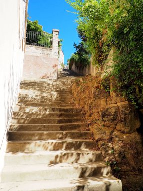 Sartene 'nin cazibelerinden biri, Korsika' da (Güzellik Adası olarak da bilinir) Akdeniz 'in kalbinde yer alan bir kasaba, dar sokaklarıdır: Pencereleri kurumuş çamaşırları ve kaldırımlı merdivenleri olan taş evler