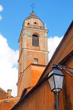 Santa Maria Assunta Katedrali eski Ajaccio kasabasında yer almaktadır. Deniz lahanası, heybetli kubbesi ve şapelleri Barok tarzında zengince dekore edilmiş ona karşı konulamaz bir cazibe veriyor.