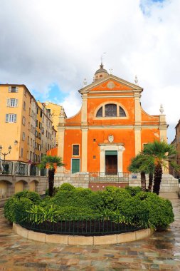 Santa Maria Assunta Katedrali eski Ajaccio kasabasında yer almaktadır. Deniz lahanası, heybetli kubbesi ve şapelleri Barok tarzında zengince dekore edilmiş ona karşı konulamaz bir cazibe veriyor.